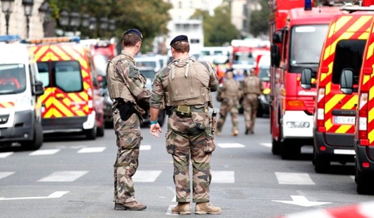 Un hombre asesinó a cuatro policías en ataque con cuchillo en París