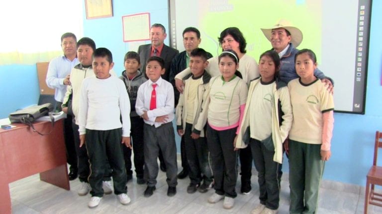 Instalan y entregan aulas virtuales en colegios de Deán Valdivia