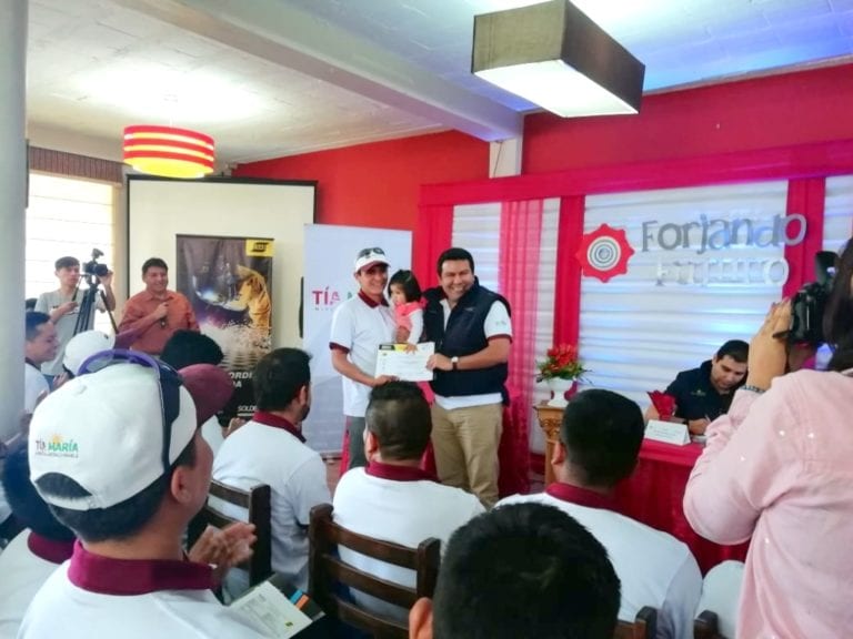 Jóvenes de Islay se benefician del Programa Forjando Futuro