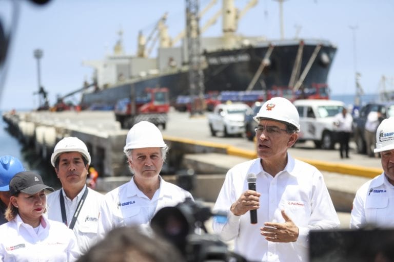 Martín Vizcarra inspeccionó reparación del muelle del Terminal Portuario de Ilo