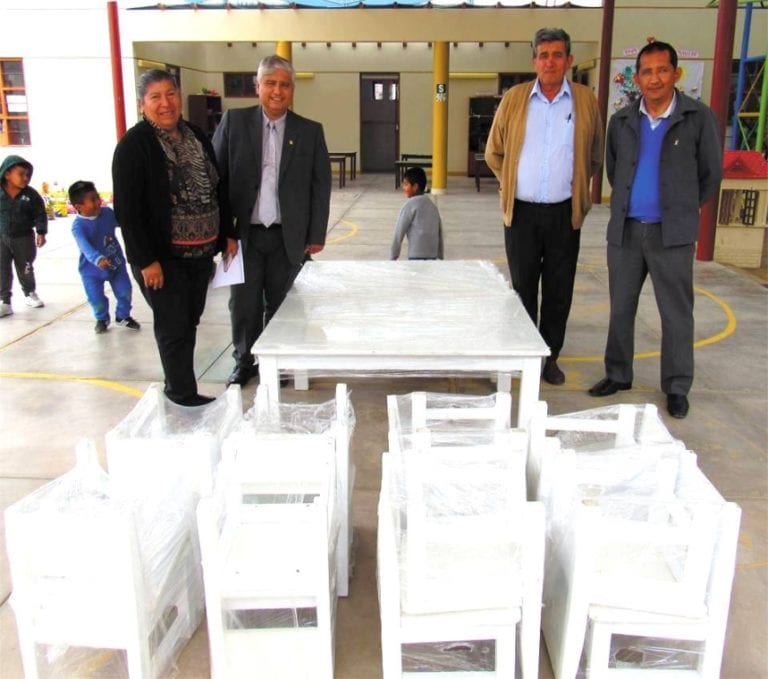  UGEL Islay entregó mobiliario escolar en Punta de Bombón