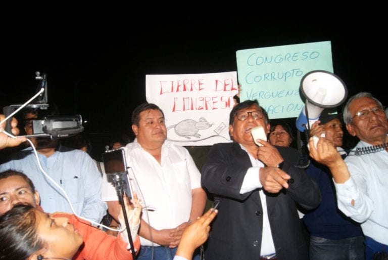 Población y autoridades de Moquegua salieron a las calles en respaldo al presidente Vizcarra por cierre del Congreso