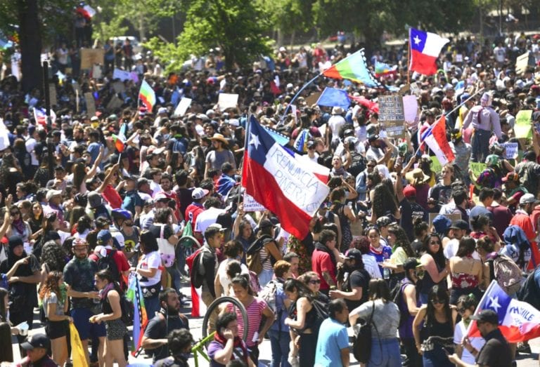 Congreso de Chile fue evacuado por nuevo choque entre militares y manifestantes