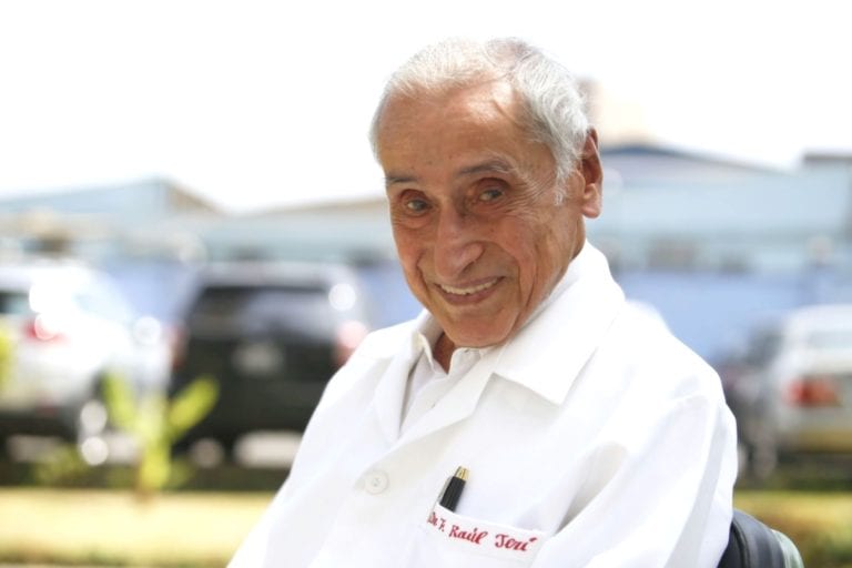 Minsa distingue a médico Raúl Jerí que a sus 100 años sigue trabajando