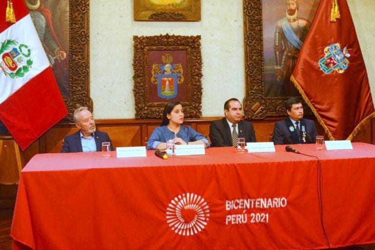 Presentan Semana Bicentenario en Arequipa