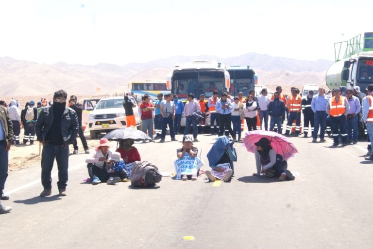 Empresarios moqueguanos bloquean vía pidiendo ser contratados por Quellaveco