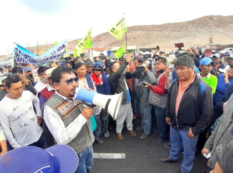 Paro en La Joya: increpan a Cáceres Llica exigiendo agua y desagüe