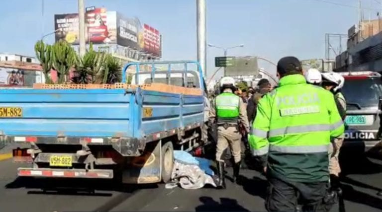 Mujer policía fallece al ser atropellada por camión