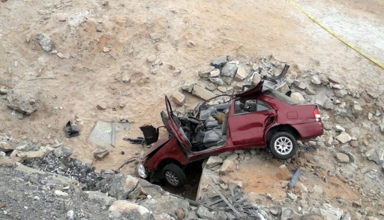 Despiste de auto deja dos muertos en la vía Mollendo-Matarani