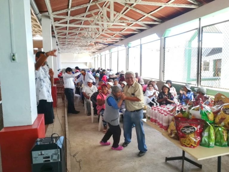 Periodista Ángel Cáceres entrega homenaje a ancianitos