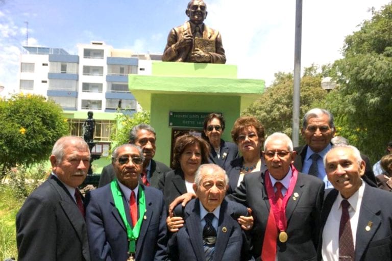 Develan busto del amauta Everardo Zapata Santillana