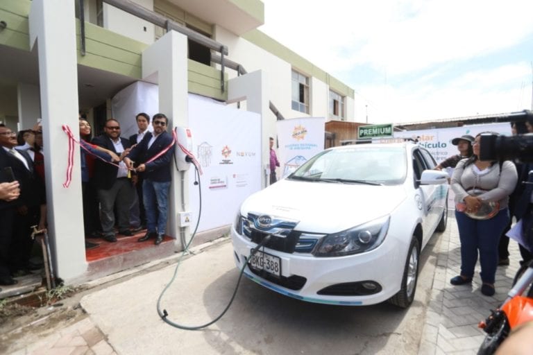 Instalan primera electrolinera gratuita en Arequipa