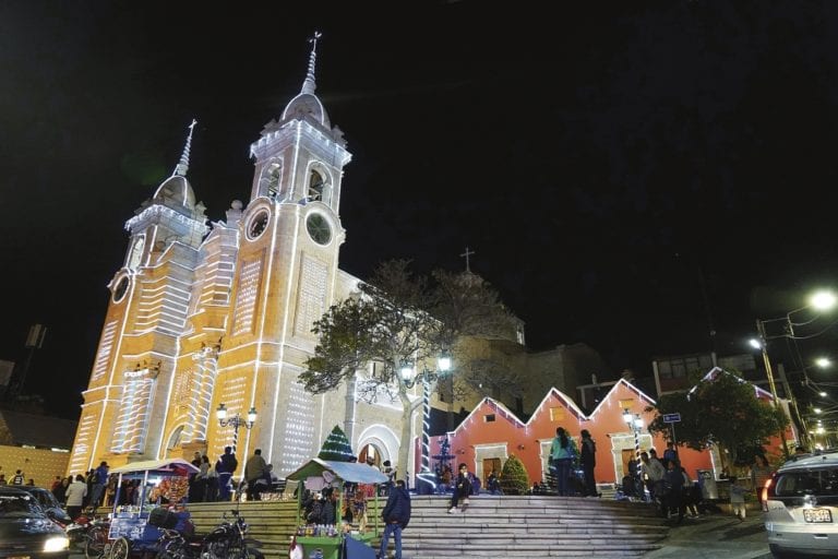 Encienden luces de Co Catedral Santo Domingo y preparan ambiente navideño