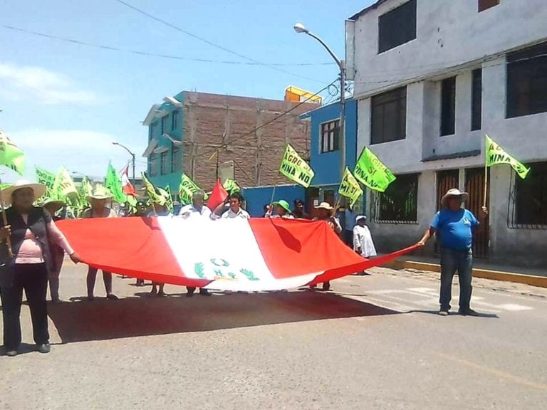 Alcalde Raúl Rodríguez saluda presencia de pobladores con bandera de “Agro Sí, Mina No”