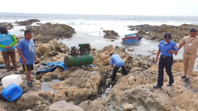 Pescadores salvan de morir tras naufragio de embarcación en Ilo