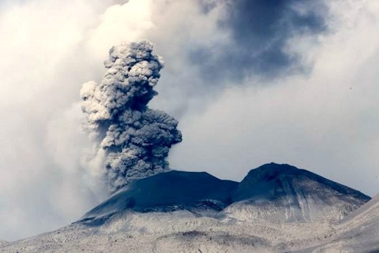 Volcán Sabancaya registra nueva explosión con emisión de cenizas