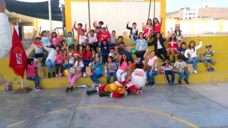 Estudiantes del San Felipe llevan navidad a niños de colegio de Villa Lourdes