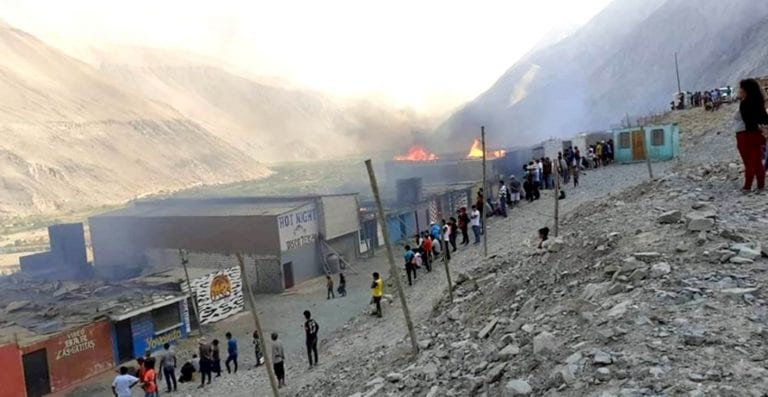 Secocha arde: pobladores queman bares y cantinas