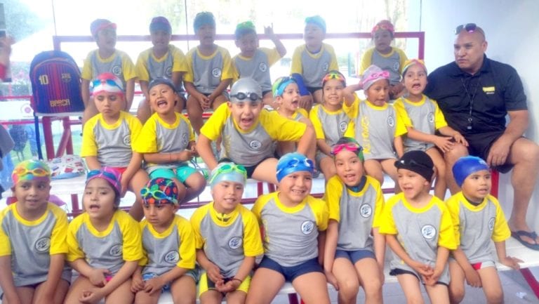 28 niños del Club Los Tritones participan en festival de natación