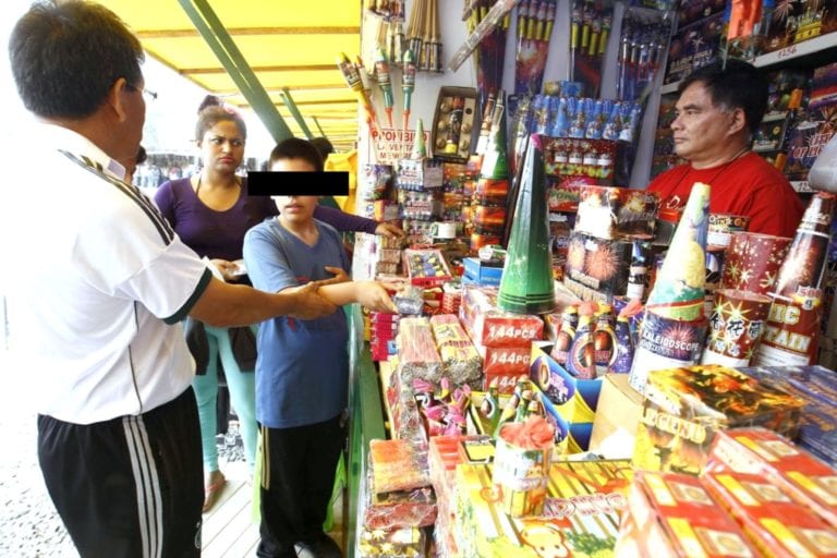 Duras sanciones para comerciantes que vendan pirotécnicos a menores de edad