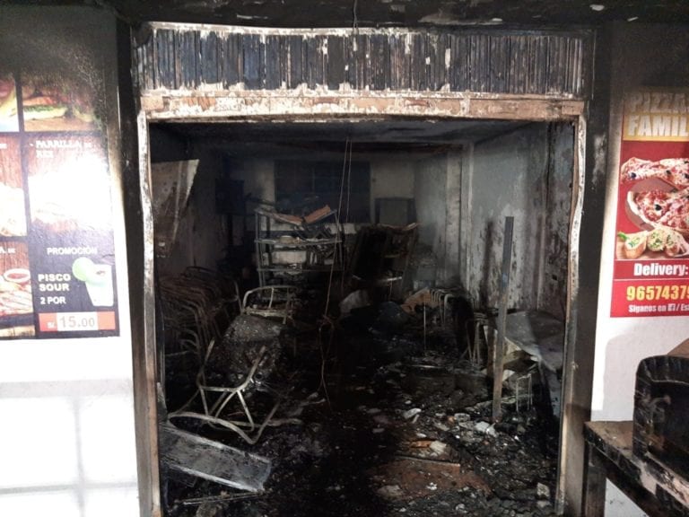 Explotó balón de gas: incendio consume restaurante en Islay-Matarani
