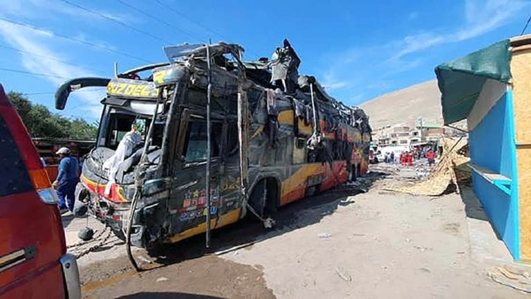 Unos 16 muertos y más de 40 heridos en accidente de bus interprovincial
