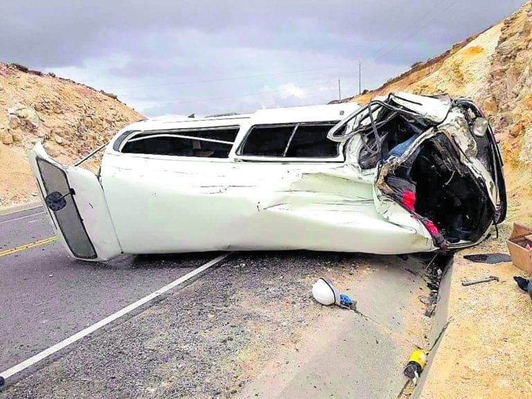 Combi se estrella contra cerro y muere trabajador