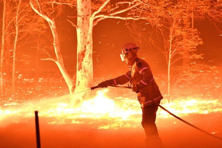 Vientos huracanados generan fusión de dos gigantescos incendios