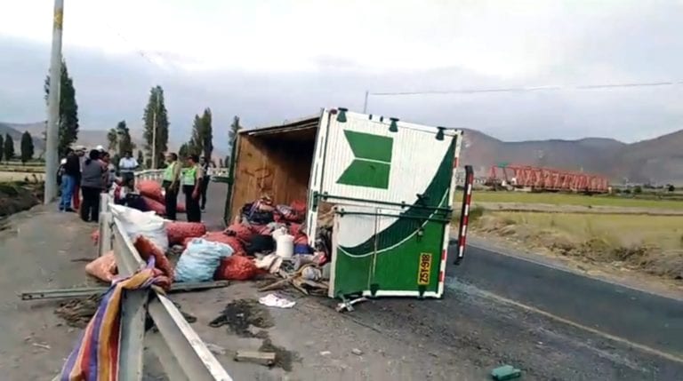 Cocachacra: dos personas mueren tras volcarse camión con semillas de papa