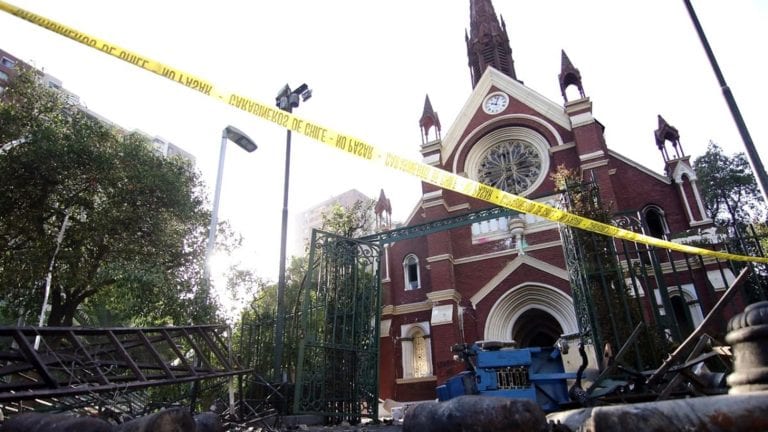Chile: incendio en iglesia de la policía en primera protesta del año