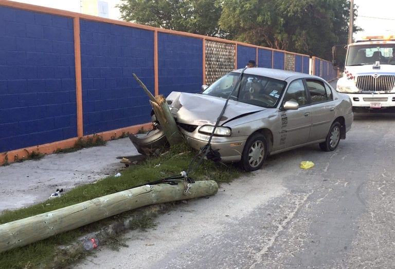 Vehículo se estrella contra poste y lo derriba