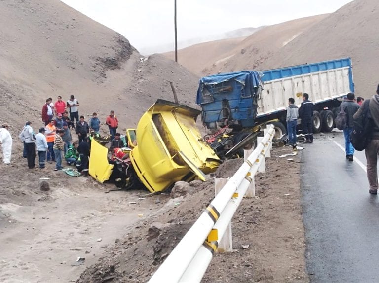 Dos tráileres chocan frontalmente en quebrada de Guerreros