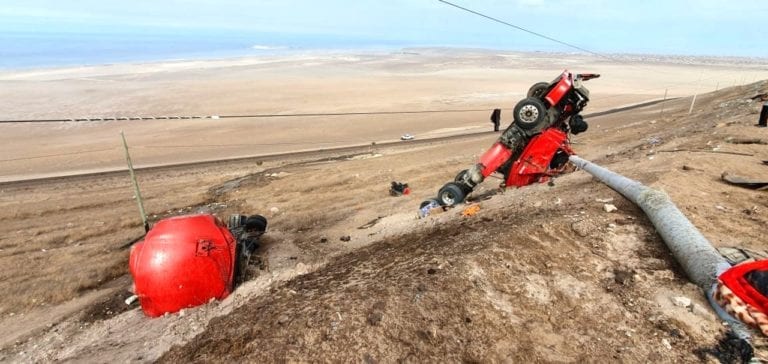 Bolivianos se salvan de milagro tras despiste de camión cisterna