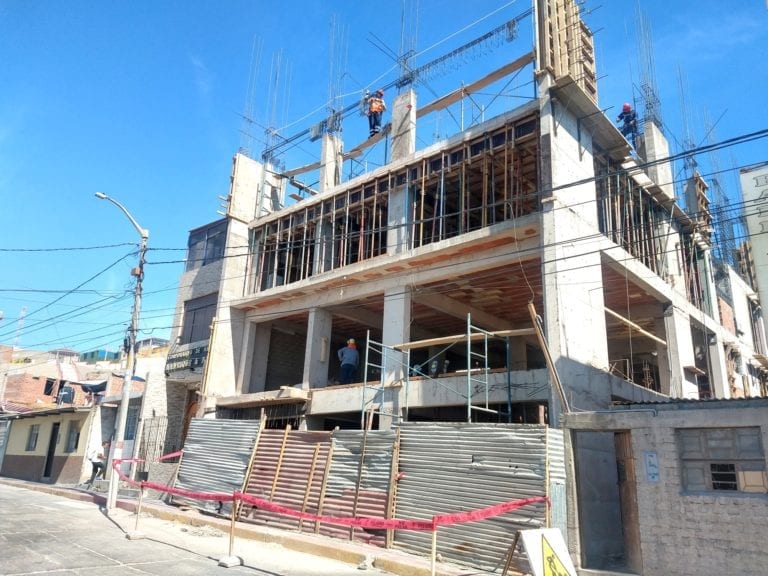 Construcción de edificio atenta contra la propiedad ajena y salud de vecinos