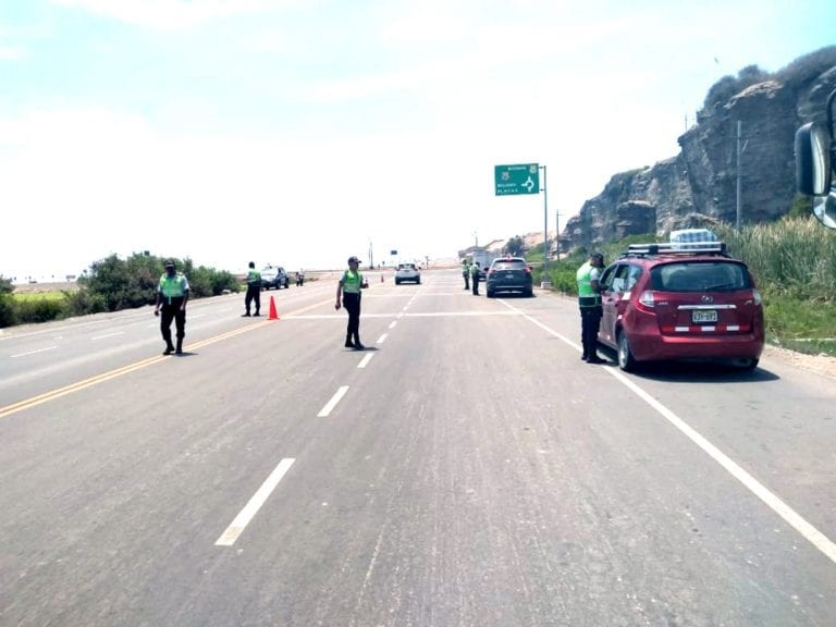 Operativo en Mollendo, Matarani y Mejía: policía impone 12 papeletas a conductores de vehículos