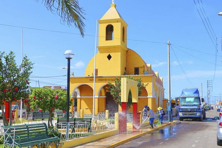 Limpian plaza y calles  en Bombón