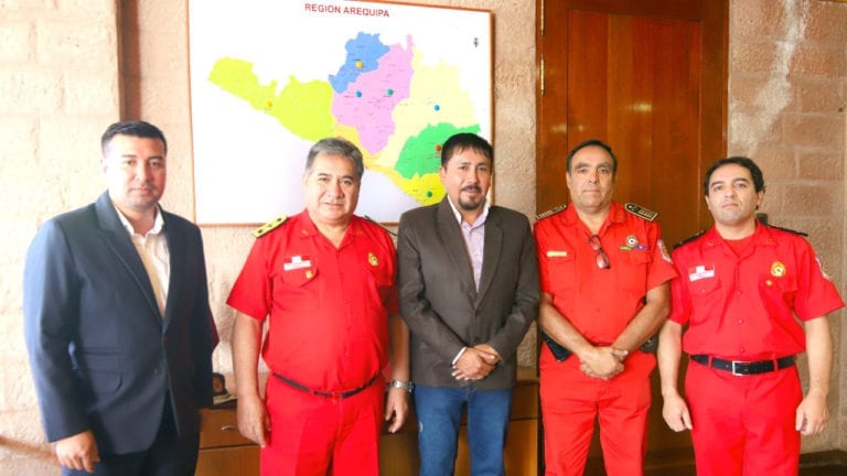 Gobernador y comandante de los bomberos se reúnen sobre avances de equipamiento