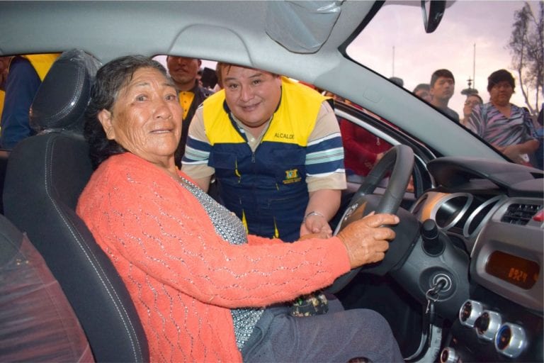 Buena contribuyente municipal: Rufina Copa Paye ganó un automóvil 0 km