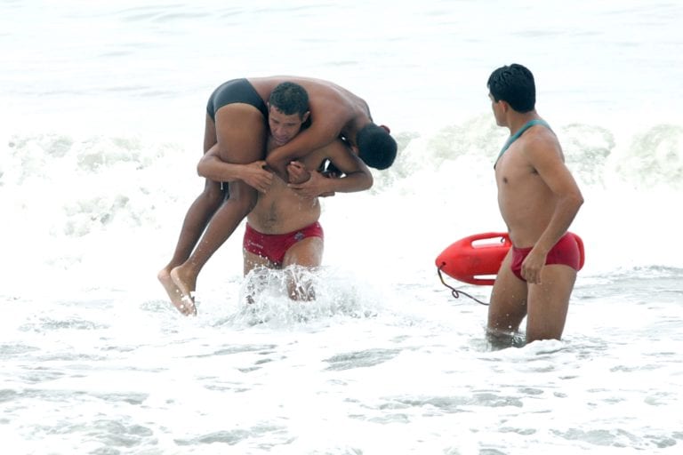Salvan a 7 personas de morir ahogadas en playas de Ilo 