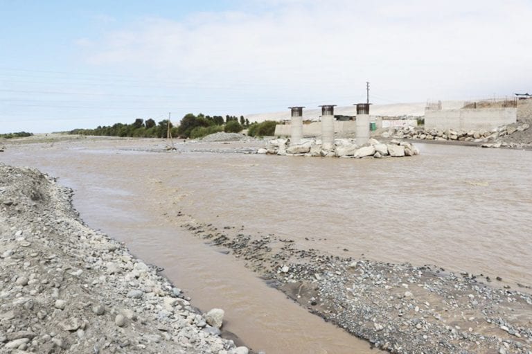 Crecida del río Tambo: dan ultimátum a empresa que construye puente Freyre
