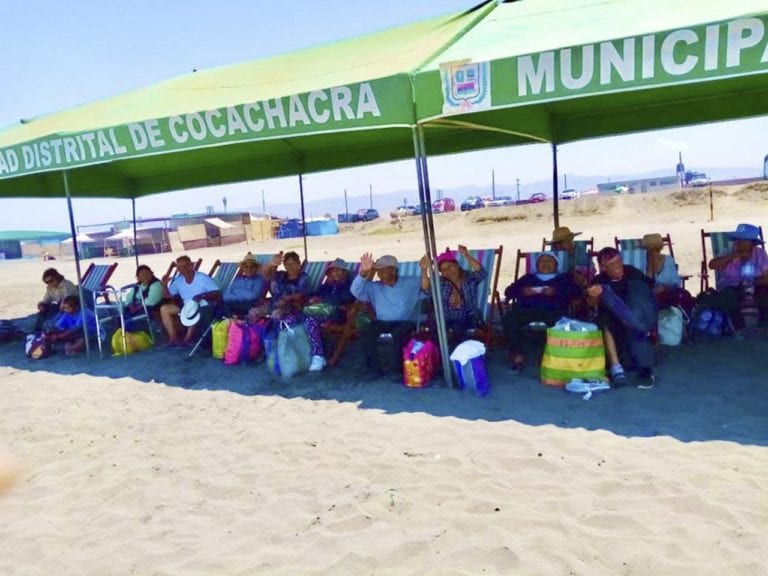 Adultos mayores de Cocachacra disfrutaron de un día de playa