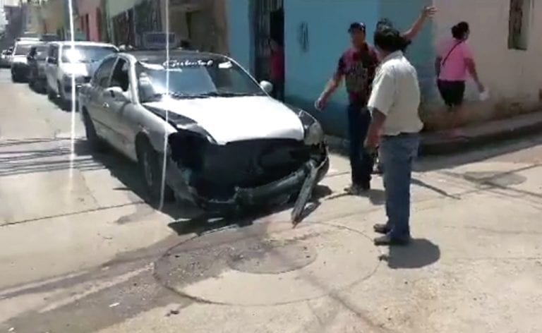 Taxis chocan ante imprudencia de conductores