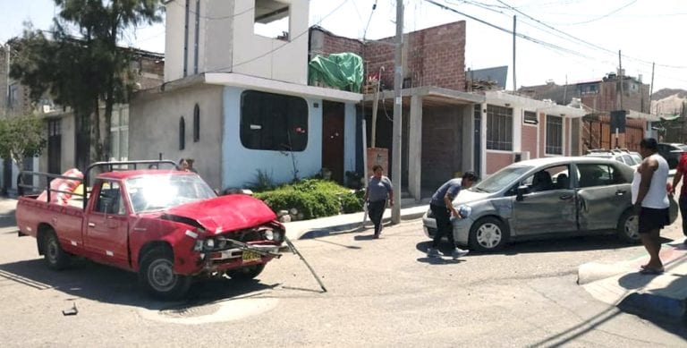 Choque entre camioneta y automóvil deja como saldo daños materiales