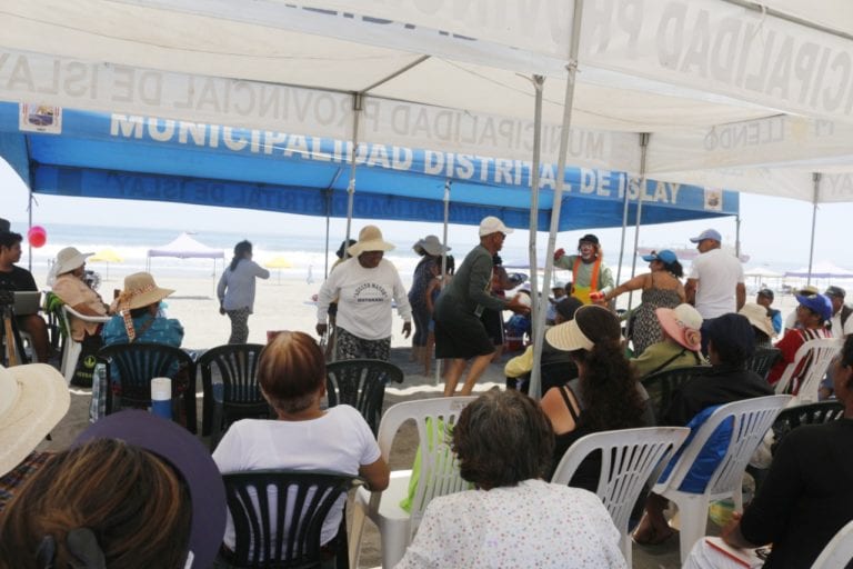 Adultos mayores de Islay-Matarani participan de día de playa