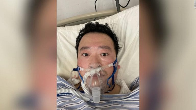 Muere médico chino que intentó alertar el brote del nuevo coronavirus