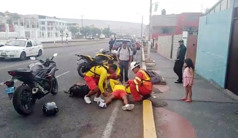 Miembro del cuerpo de Salvataje resulta herido tras chocar motocicleta contra taxi