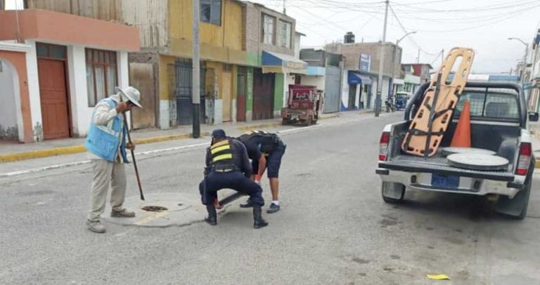 Reemplazan tapas de buzones en Punta de Bombón