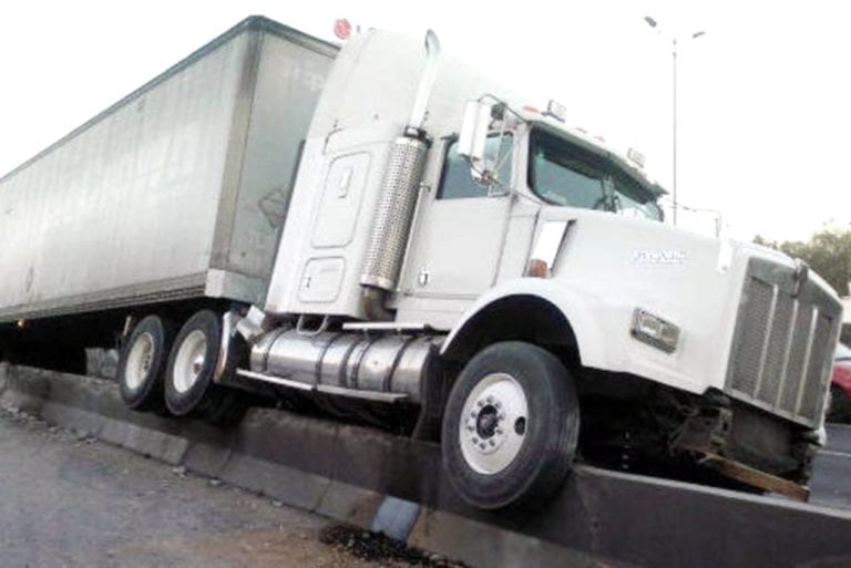 Soporte de uno de los ejes de tráiler se rompe y provoca accidente 