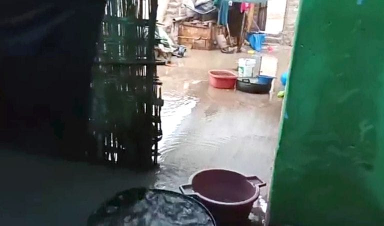 Vivienda se inunda con aguas servidas