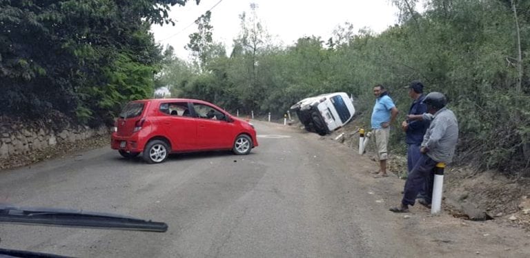 Combi y automóvil chocan violentamente en el C.P. Los Ángeles